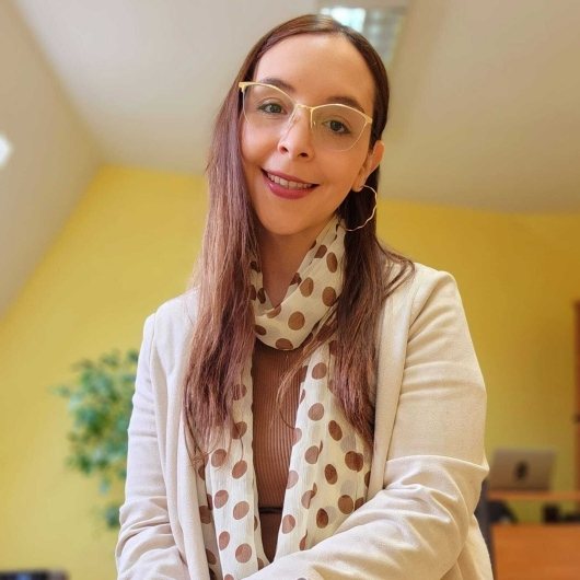 Teresa Cancino Henríquez, psicóloga infanto-juvenil, sonriendo en su consulta